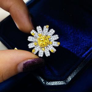 Sweet CZ Little Daisy Flower 925 Sterling Silver Ring &ndash; 925 sterling silver