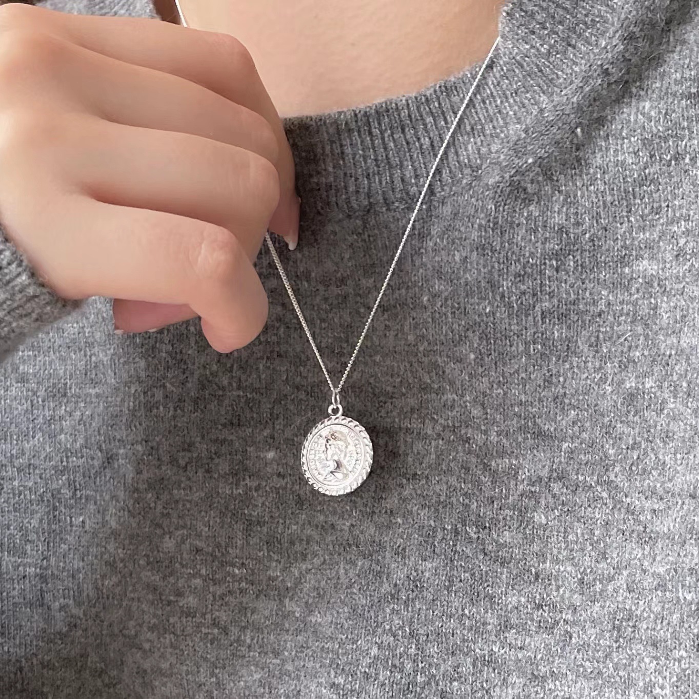 Casual Elizabeth Portrait Coin 925 Sterling Silver Necklace