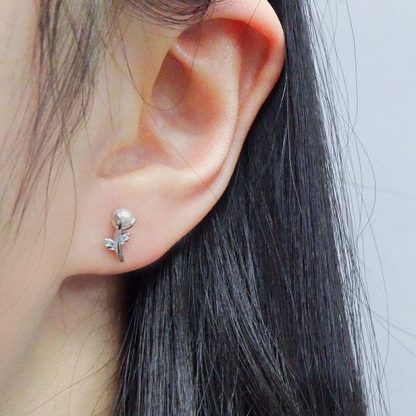 Beautiful Shell Pearl Tulips Flower 925 Sterling Silver Stud Earrings